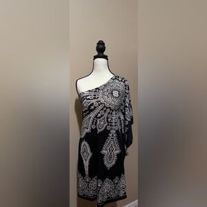 Sexy Modern Black and White One-Shoulder Dress Size Medium